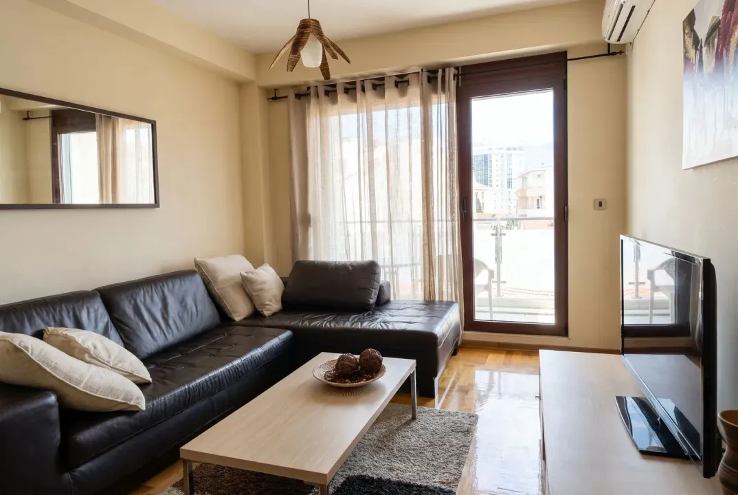 Izdavanje, dvosoban stan, 46m², Budva, Crna Gora