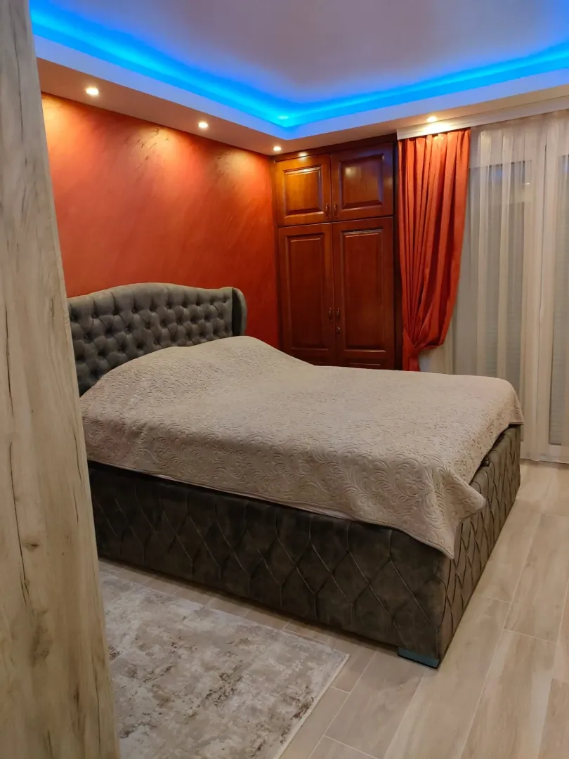Izdavanje, dvosoban stan, 70m², Centar, Bar