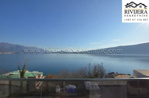 Pogled na more i okolne planine sa terase. - image 6