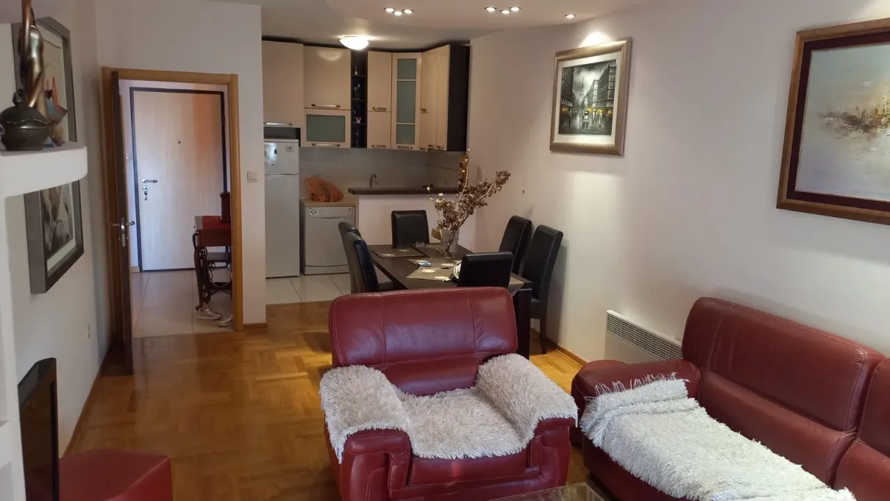 Izdavanje, jednosoban stan, 60m², Pobrežje, Podgorica