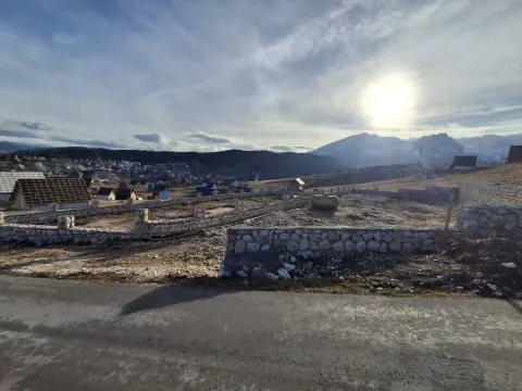 Pogled na plac sa kamenim zidovima i planinskim pejzažem u pozadini. - image 2