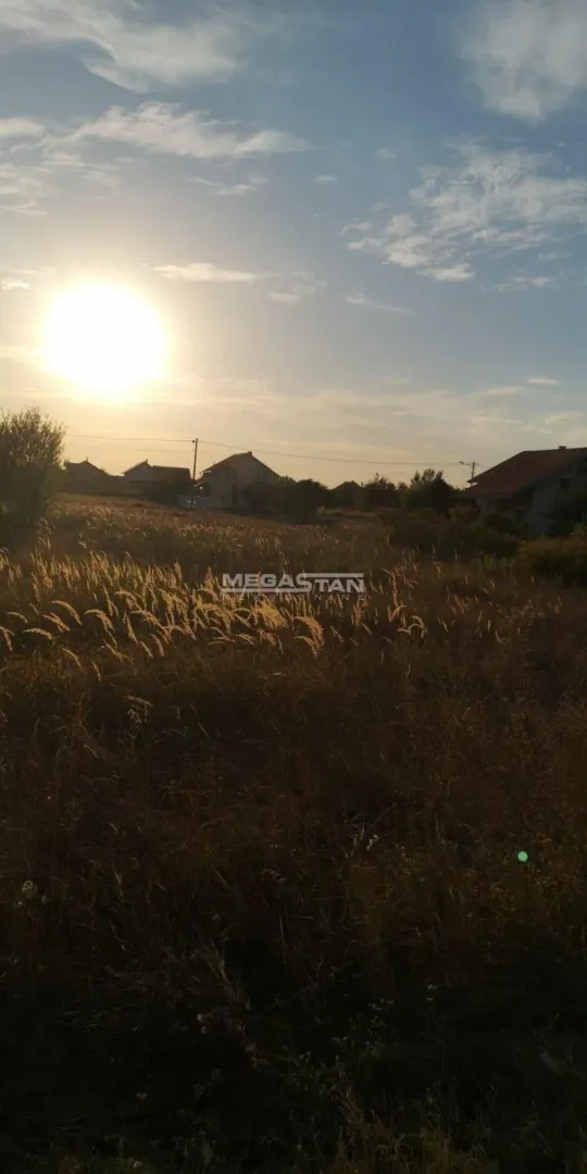 Pogled na plac i okolne kuće u zalazak sunca.