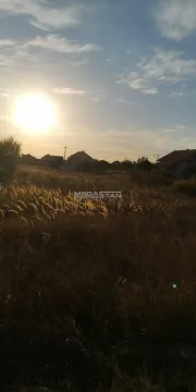Pogled na plac i okolne kuće u zalazak sunca. - image 3