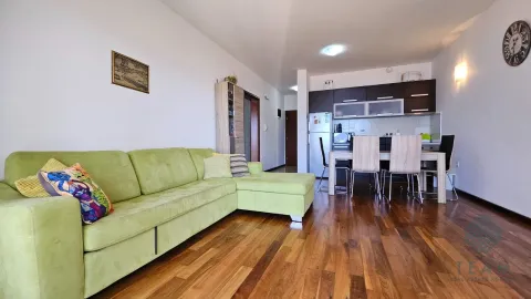 Dnevni boravak sa garniturom i trpezarijom u nastavku. - image 3