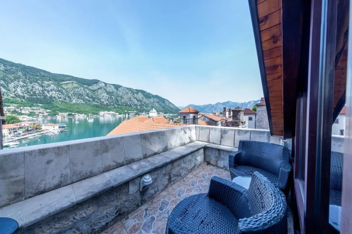Izdavanje, jednosoban stan, 100m², Kotor, Crna Gora