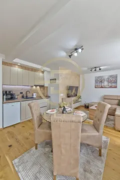 Dnevni boravak sa trpezarijom i kuhinjom u otvorenom prostoru. - image 6