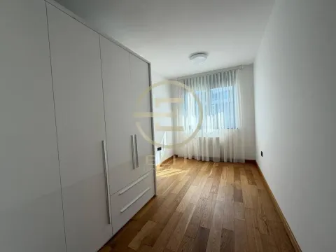 Manja soba sa belim ormanom i drvenim podom. - image 16