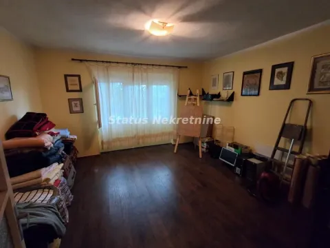 Pregledni deo dnevnog boravka sa prozorom i nameštajem. - image 6