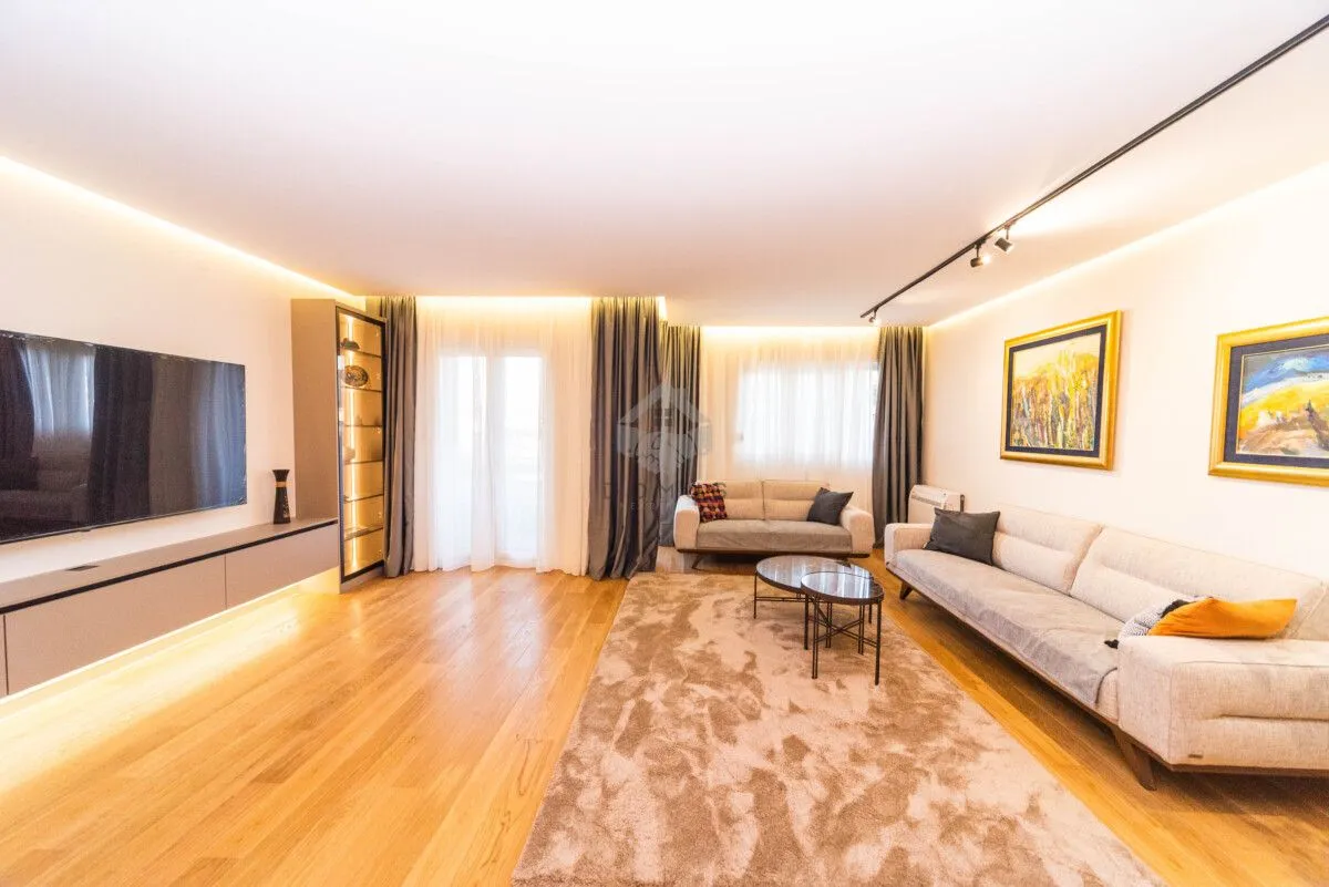 Izdavanje, dvosoban stan, 108m², Central Point, Podgorica