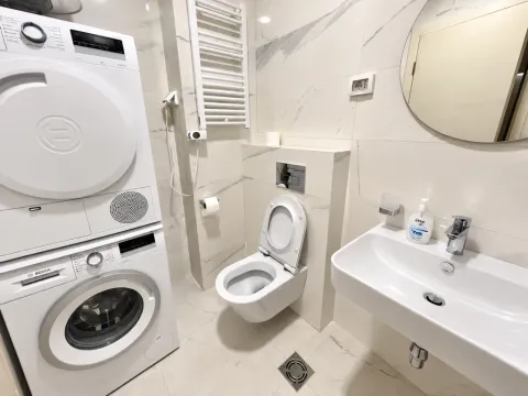 Moderne kupatilo sa veš mašinom, WC šoljom i umivaonikom. - image 10