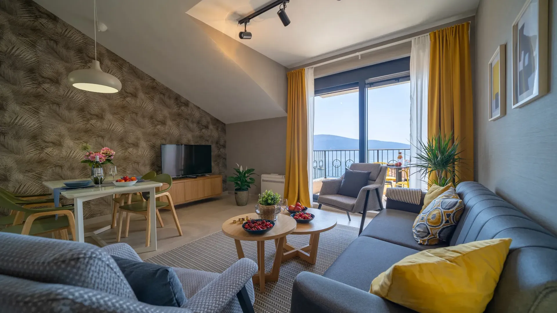 Izdavanje, stan, 65m², Tivat, Crna Gora