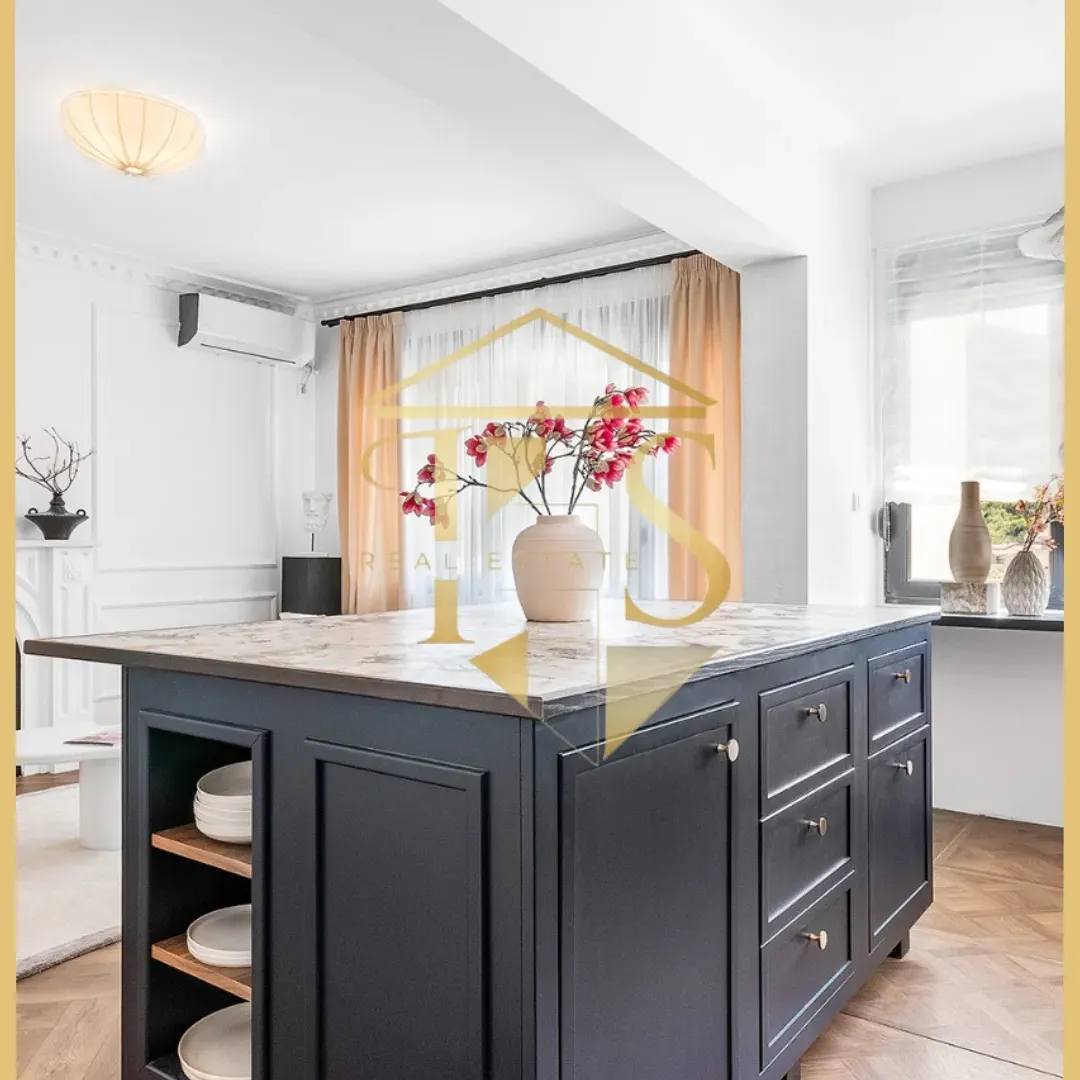 Izdavanje, dvosoban stan, 77m², Centar, Tivat