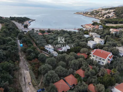 Pogled iz vazduha na naselje i plažu uz obalu mora. - image 6