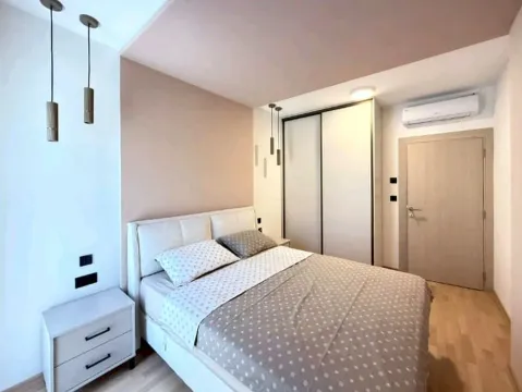 Moderna spavaća soba sa bračnim krevetom, ugradnim ormarom i noćnim stočićem. - image 5