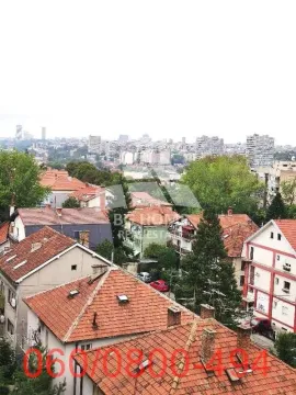 Pogled sa prozora na gradski pejzaž i krovove zgrada. - image 17