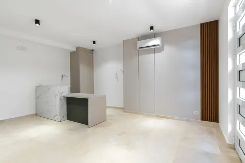 Moderna kuhinja sa mermernim detaljima i ugrađenim elementima. - image 3