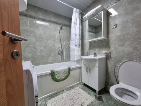 Kupatilo opremljeno kadom, umivaonikom, wc šoljom i veš mašinom. - image 10