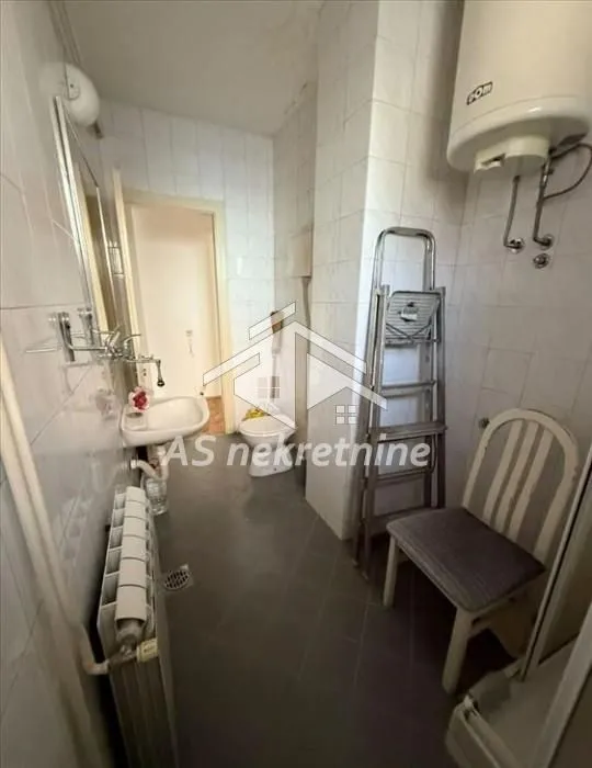 View of the bathroom with sanitary fixtures and wall tiles.