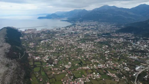 Pogled iz vazduha na grad, obalu i okolne planine. - image 10
