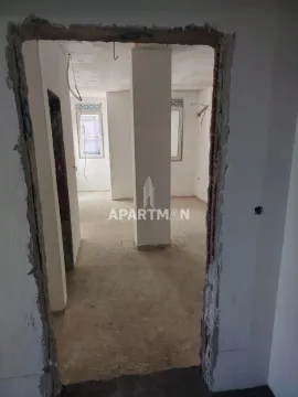 Pogled kroz otvor vrata na prostoriju u sivoj fazi izgradnje. - image 3