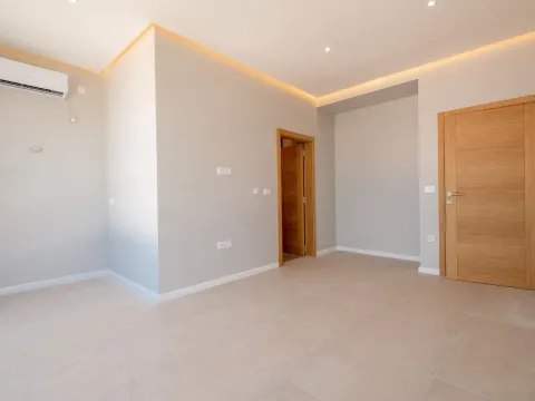 Sale, house, 200m², Krašići, Tivat - image 9