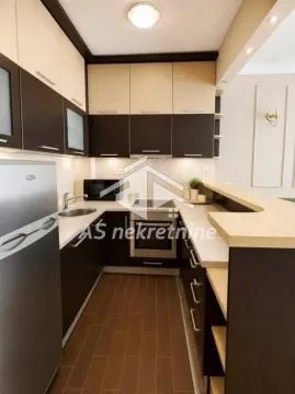 Moderna kuhinja sa drvenim elementima i ugrađenim aparatima. - image 7