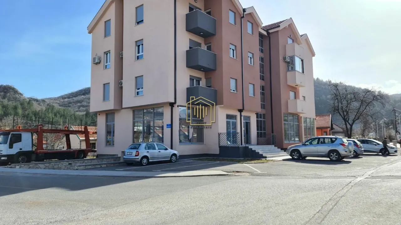Izdavanje, poslovni prostor, 260m², Cetinje, Crna Gora