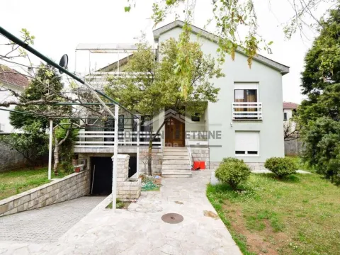 Izdavanje, kuća, 250m², Stari Aerodrom, Podgorica - image 1