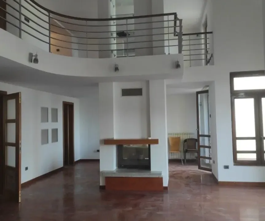 Izdavanje, kuća, 300m², Gorica C, Podgorica