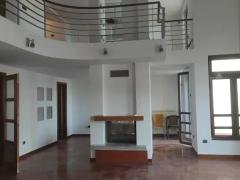 Izdavanje, kuća, 300m², Gorica C, Podgorica