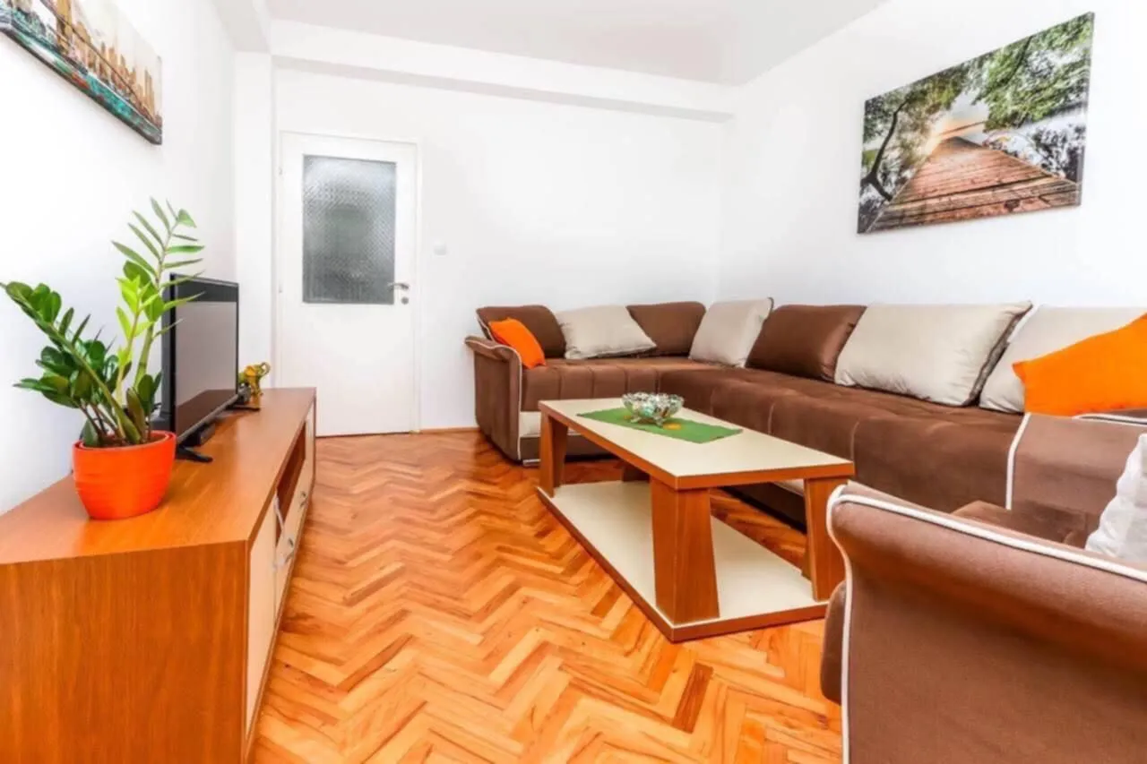Izdavanje, jednosoban stan, 40m², Centar, Tivat