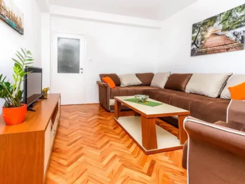 Izdavanje, jednosoban stan, 40m², Centar, Tivat - image 2