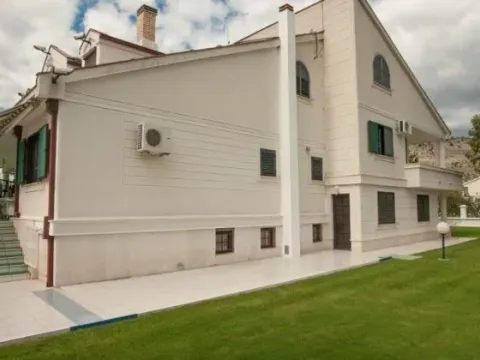 Prodaja, kuća, 930m², Tološi, Podgorica - image 15