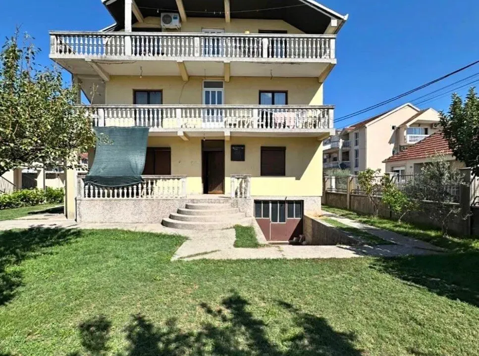 Prodaja, kuća, 270m², Tološi, Podgorica