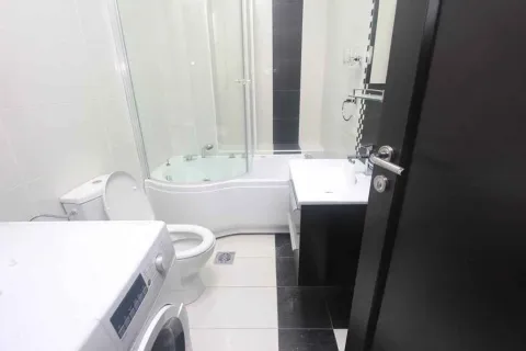 Svijetlo kupatilo sa kadom, toaletom i mašinom za veš. - image 17