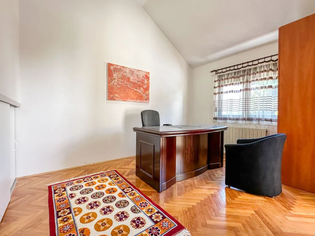 Izdavanje, kuća, 250m², Gorica C, Podgorica