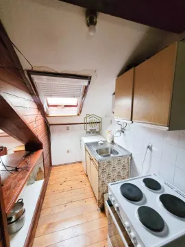 Manja kuhinja u potkrovlju sa drvenim elementima i krovnim prozorom. - image 4