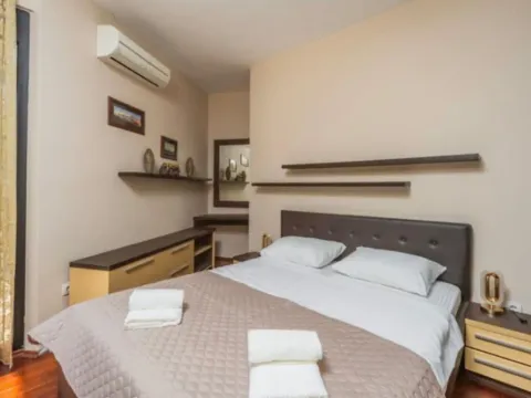 Izdavanje, trosoban stan, 130m², Dobrota, Kotor - image 3