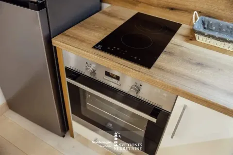 Pogled odozgo na ugradnu rernu i ploču za kuhanje u modernoj kuhinji. - image 6