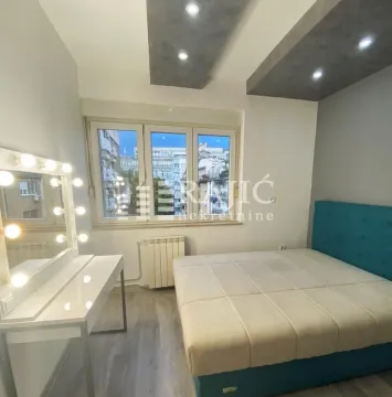 Furnished bedroom with a double bed and a vanity table. - image 6