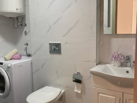 Rent, one bedroom apartment, 40m², Bečići, Budva - image 11