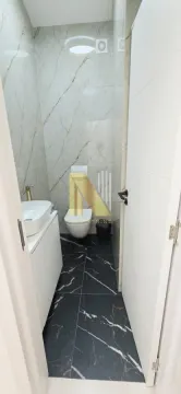 Savremeno opremljeno kupatilo sa umivaonikom i WC šoljom. - image 23