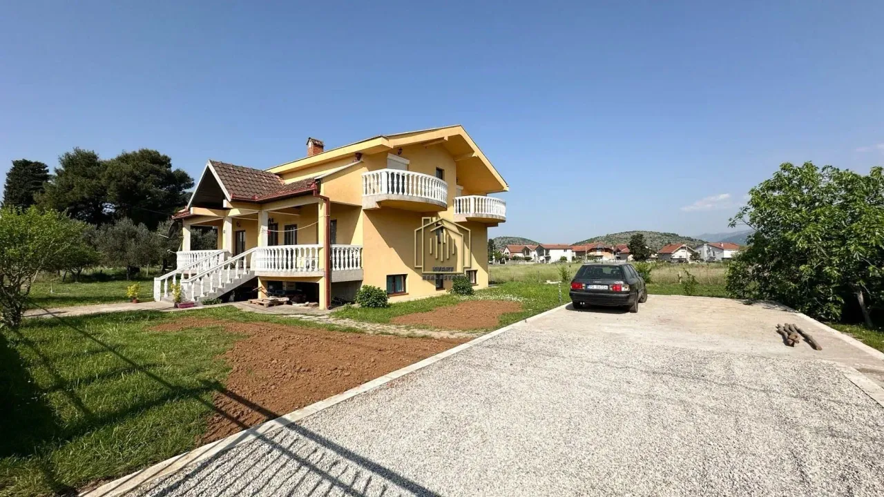 Prodaja, kuća, 350m², Zlatica, Podgorica