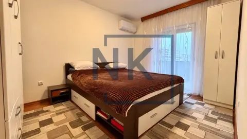Namještena spavaća soba sa bračnim krevetom, ormarima i klima uređajem. - image 3