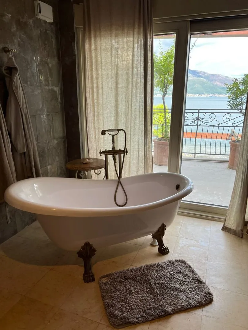 Prodaja, kuća, 252m², Krašići, Tivat