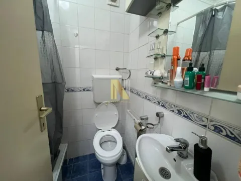Manje kupatilo sa toaletom, umivaonikom i tuš kabinom. - image 13