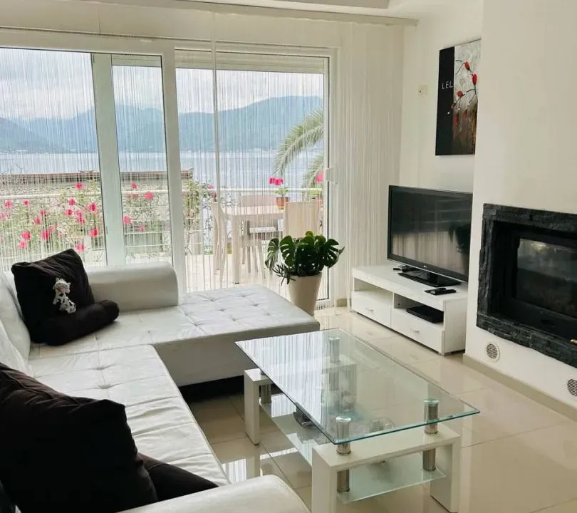 Izdavanje, dvosoban stan, 92m², Krašići, Tivat