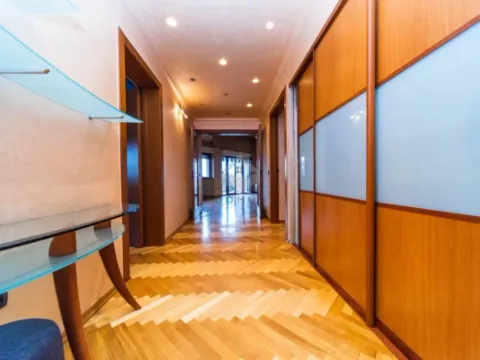 Prodaja, četvorosoban stan, 355m², Preko Morače, Podgorica - image 10