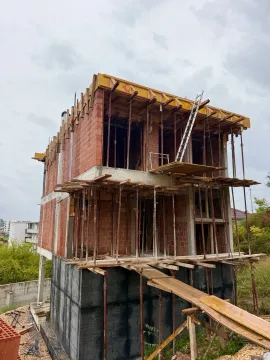 View of a house under construction with scaffolding and formwork. - image 15