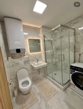 Moderne kupatilo sa tuš kabinom, umivaonikom, WC šoljom i bojlerom. - image 6